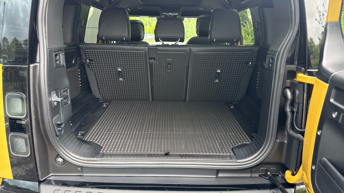 Land Rover Defender 3.0 D350 Trophy Edition Deep Sandglow 110 5dr Auto Diesel Estate - Image 10